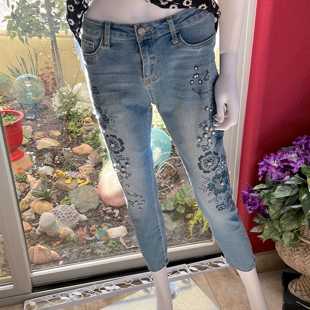 Dressy jeans with imitation multi size pearls, patterned with floral and leaves.